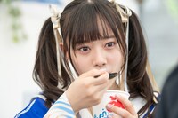 かき氷を頬張る仲村悠菜。