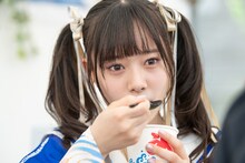 かき氷を頬張る仲村悠菜。