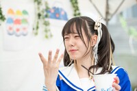 顔をしかめる仲村悠菜。