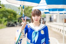 ピースで無表情の中山莉子。