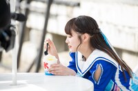 かき氷を味わう中山莉子。