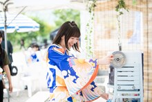 「ファミえん」バックヤード名物・製氷機でかき氷作りに初挑戦する桜井えま。