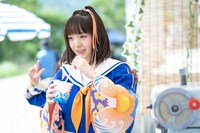 かき氷を味わう桜井えま。