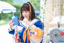 かき氷を味わう桜井えま。