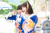 かき氷を味わう桜井えま（右）ににじり寄る小久保柚乃（左）。