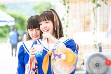 桜井えま（右）のかき氷を覗き込む小久保柚乃（左）。