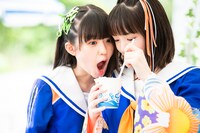 無言でかき氷をねだる小久保柚乃（左）。