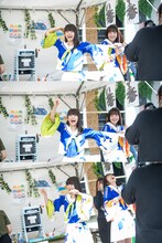 製氷機で作った氷玉を投げるもテントの屋根に当たって粉々になり慌てる小久保柚乃。