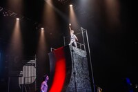 「そり立つパンティ」を成功させた樽美酒研二（Dr）。（撮影：菅沼剛弘）