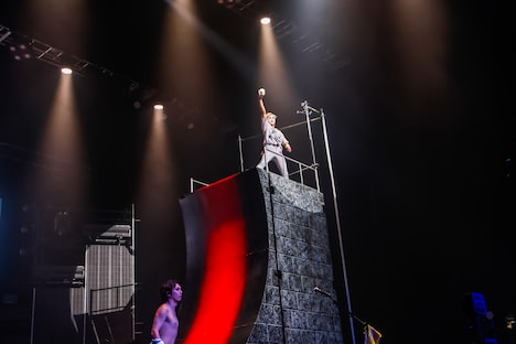 「そり立つパンティ」を成功させた樽美酒研二（Dr）。（撮影：菅沼剛弘）