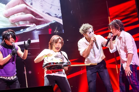 23万円のギターの上でキャベツを刻む鬼龍院翔（左から2番目）。（撮影：菅沼剛弘）