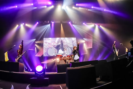 「俺たちにはケツがある」を熱唱するゴールデンボンバー。（撮影：菅沼剛弘）