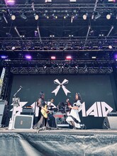 BAND-MAIDのステージの様子。