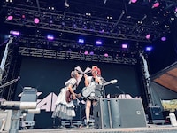 BAND-MAIDのステージの様子。