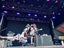 BAND-MAIDのステージの様子。