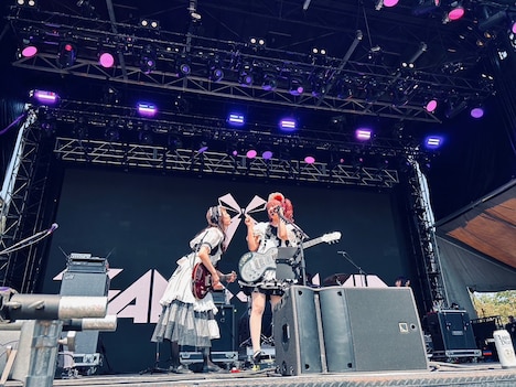 BAND-MAIDのステージの様子。