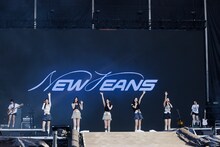 NewJeansのステージの様子。