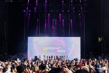 NewJeansのステージの様子。