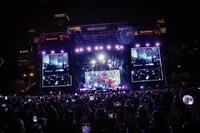 TOMORROW X TOGETHERのステージの様子。