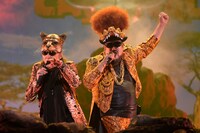 左からカールスモーキー石井（Vo）、ジェームス小野田（Vo）。