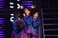 タカシ（中央）の頬についたラメを2人がかりで取ろうとするアロハとハル。（撮影：米山三郎）