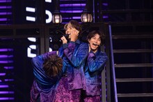 タカシ（中央）の頬についたラメを2人がかりで取ろうとするアロハとハル。（撮影：米山三郎）