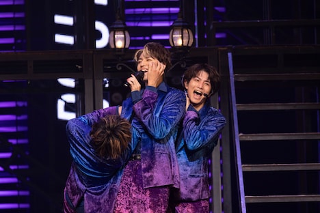 タカシ（中央）の頬についたラメを2人がかりで取ろうとするアロハとハル。（撮影：米山三郎）