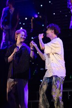 手を取り合って歌声を響かせるシューヤとタカシ。（撮影：米山三郎）