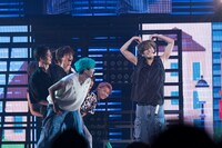 「a kind of love」のパフォーマンスの様子。（撮影：米山三郎）