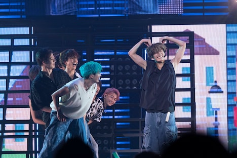 「a kind of love」のパフォーマンスの様子。（撮影：米山三郎）