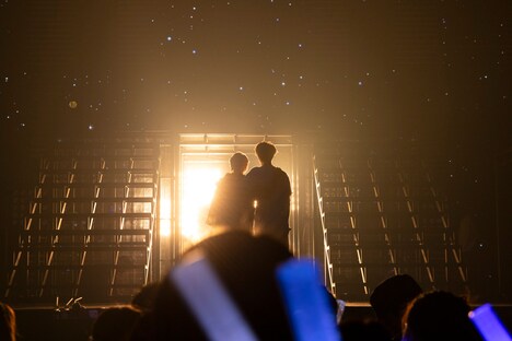 肩を組み合ってステージを去るシューヤとタカシ。（撮影：米山三郎）