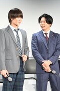 左から浮所飛貴（美 少年）、増田貴久（NEWS）。
