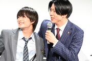 浮所飛貴（美 少年）と肩を組んで“バティ感”を小手伸也に見せつける増田貴久（NEWS）。