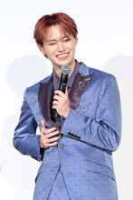 撮影中に感じたアバラの痛みを表現する白岩瑠姫（JO1）。