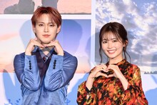 ハートマークを作る白岩瑠姫（JO1）と久間田琳加。