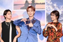 「『夜きみ』ポーズはこれなんですよ」とアピールする白岩瑠姫（JO1）。