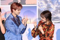 「Go to the TOP」ポーズを教える白岩瑠姫（JO1）と、久間田琳加。