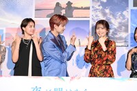 「Go to the TOP」ポーズの練習の様子。