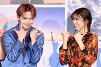 「Go to the TOP」ポーズを決める白岩瑠姫（JO1）と、久間田琳加。