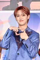 「夜きみ」ポーズを決める白岩瑠姫（JO1）。