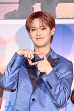 「夜きみ」ポーズを決める白岩瑠姫（JO1）。