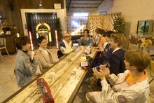 郷ひろみとFANTASTICS from EXILE TRIBE。(c)日本テレビ