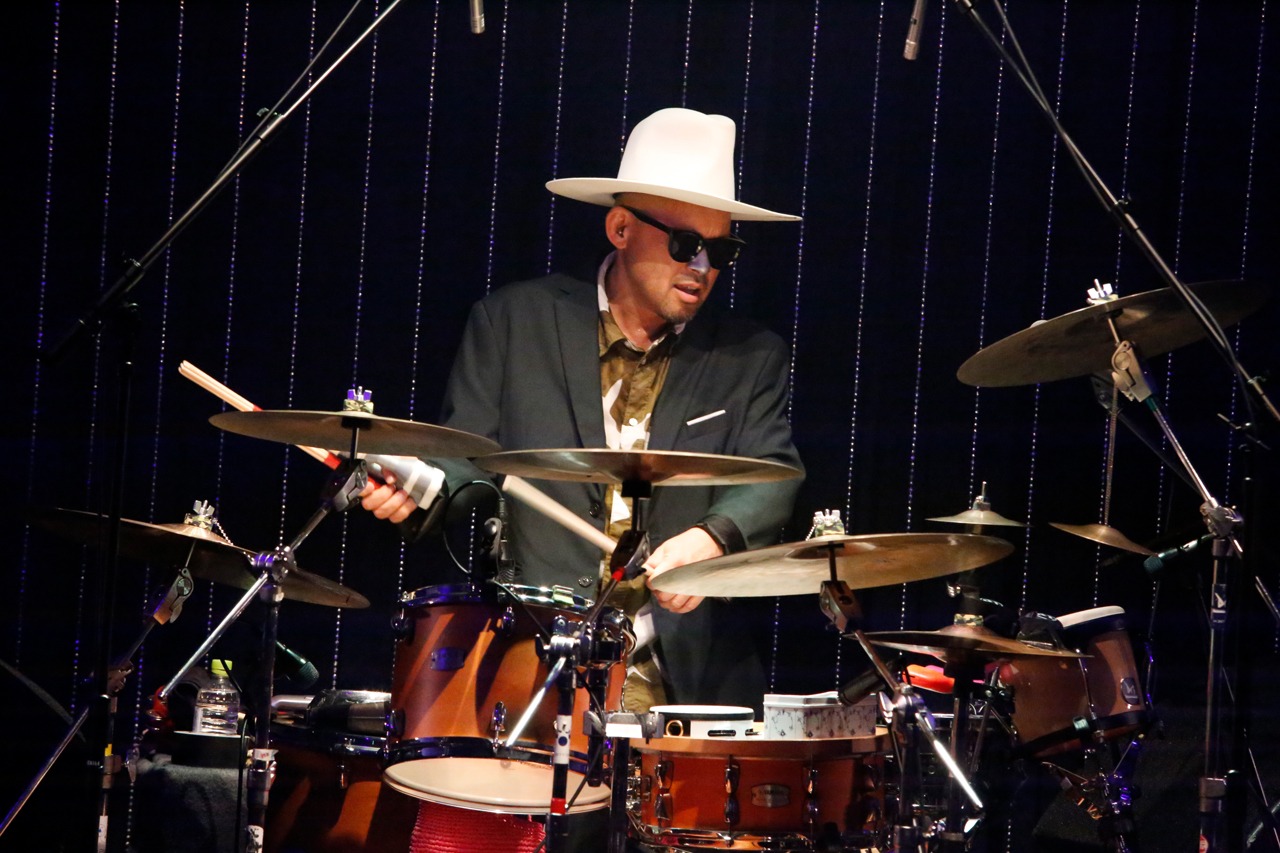 H ZETT KOU（Dr）（Photo by Kenju Uyama）