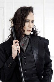 DER ZIBET・ISSAYを追悼するトリビュートアルバム制作決定、豪華ミュージシャンが世代を超えて参加