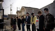 岩手・KLUB COUNTER ACTION MIYAKOの前で黙とうする人たち。（写真提供：NHK）