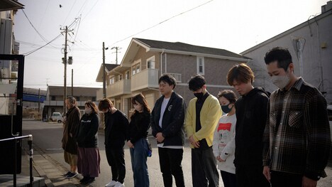 岩手・KLUB COUNTER ACTION MIYAKOの前で黙とうする人たち。（写真提供：NHK）