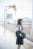 上村ひなの（日向坂46）写真集「そのままで」@Loppi・HMV限定版裏表紙（撮影：藤原宏）