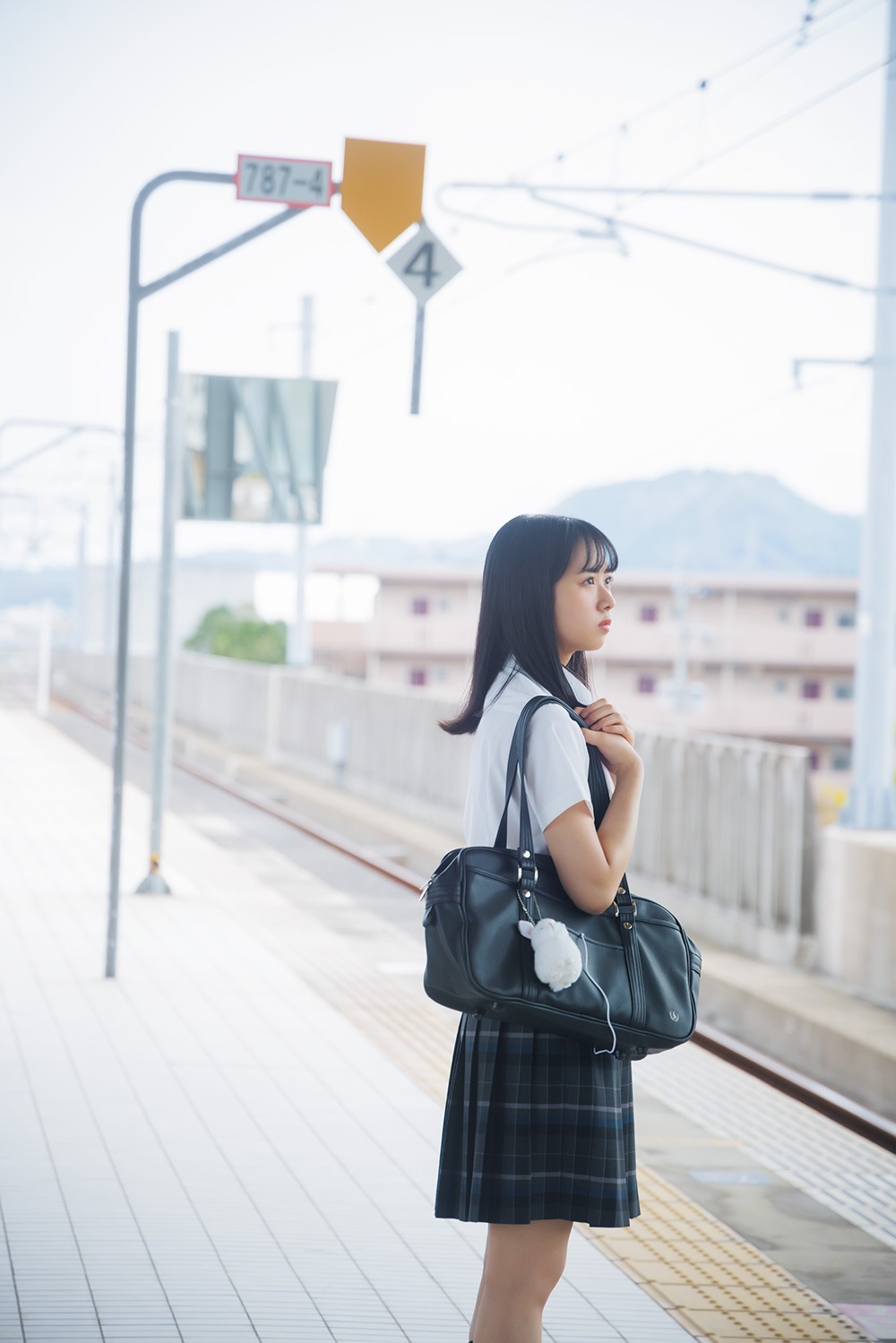 上村ひなの（日向坂46）写真集「そのままで」@Loppi・HMV限定版裏表紙（撮影：藤原宏）