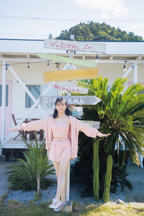 上村ひなの（日向坂46）写真集「そのままで」楽天ブックス限定裏表紙（撮影：藤原宏）