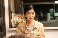 「ほんとにあった怖い話 夏の特別編2023」内ドラマ「視えない来客」より、宮崎美子。 (c)フジテレビ